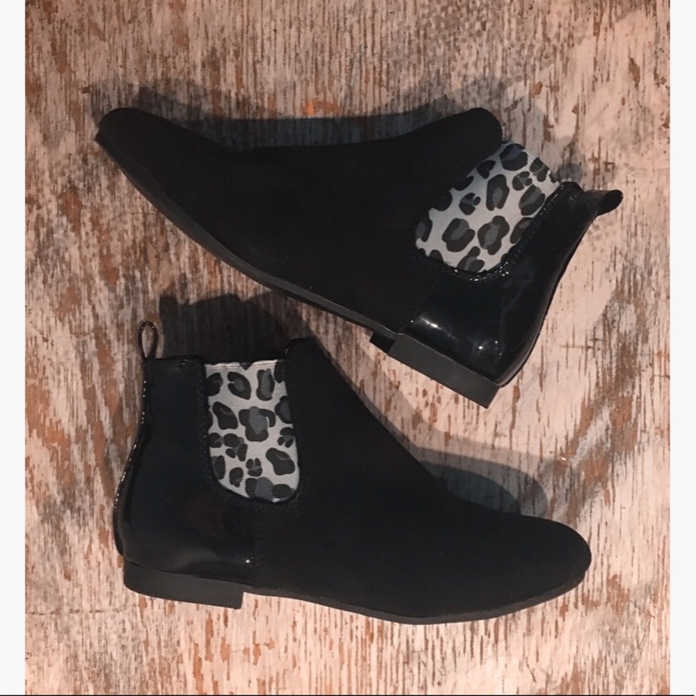 Chelsea boots with leopard elastic